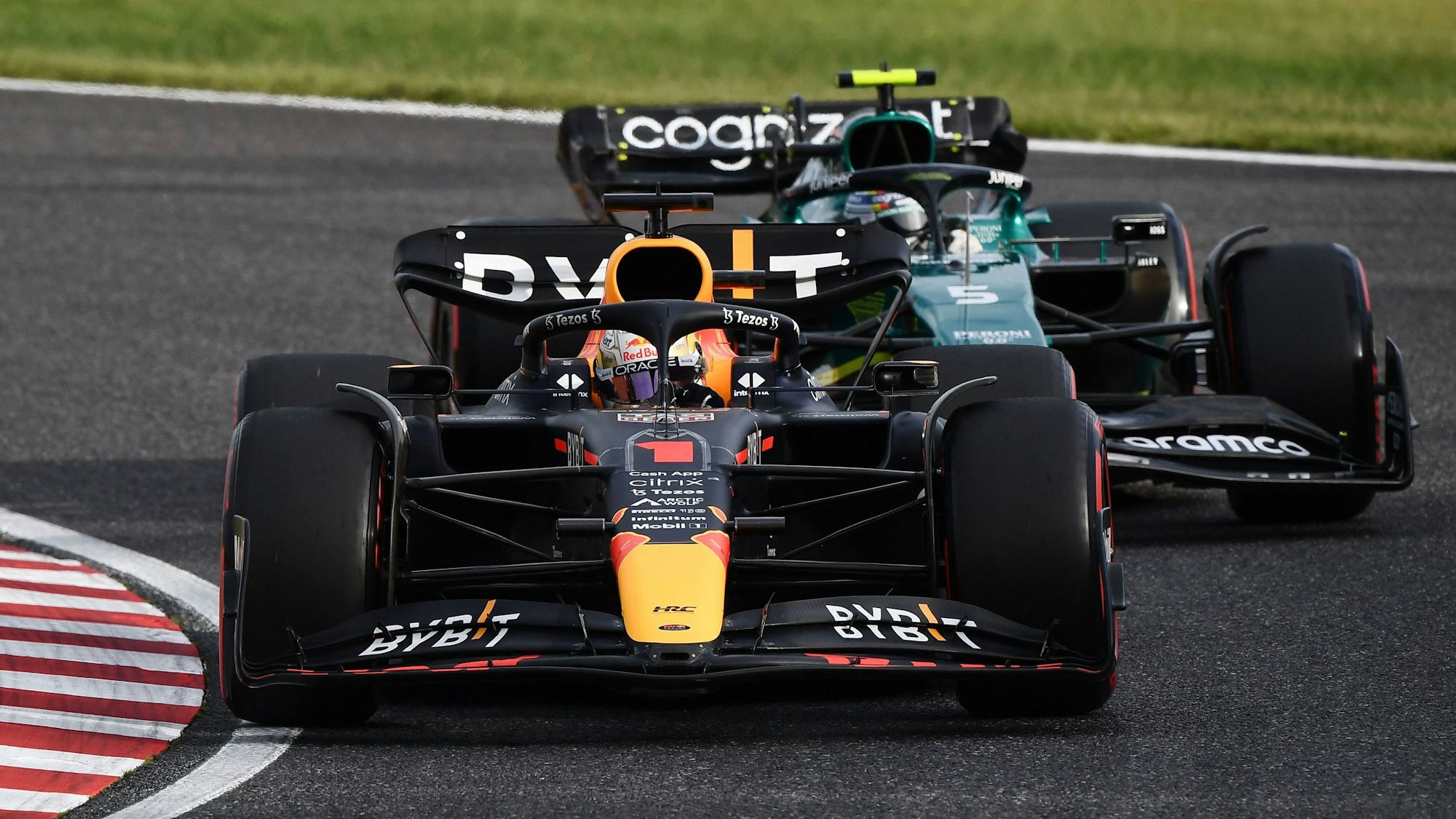 Max Verstappen auf der Strecke in Suzuka vor Sebastian Vettel.