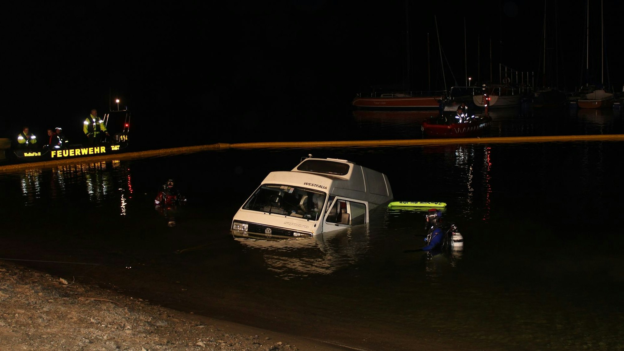 Der VW-Bulli taucht wieder aus dem Wasser auf.