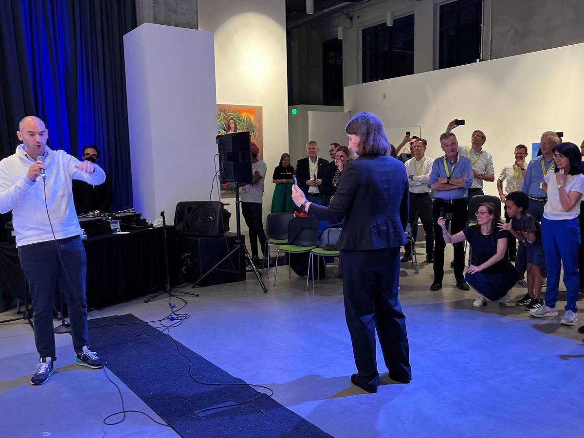 Danyal Bayaz (links), Finanzminister von Baden-Württemberg, rappt auf einer Abendveranstaltung zur Förderung des deutsch-amerikanischen Jugendaustauschs in Los Angeles.