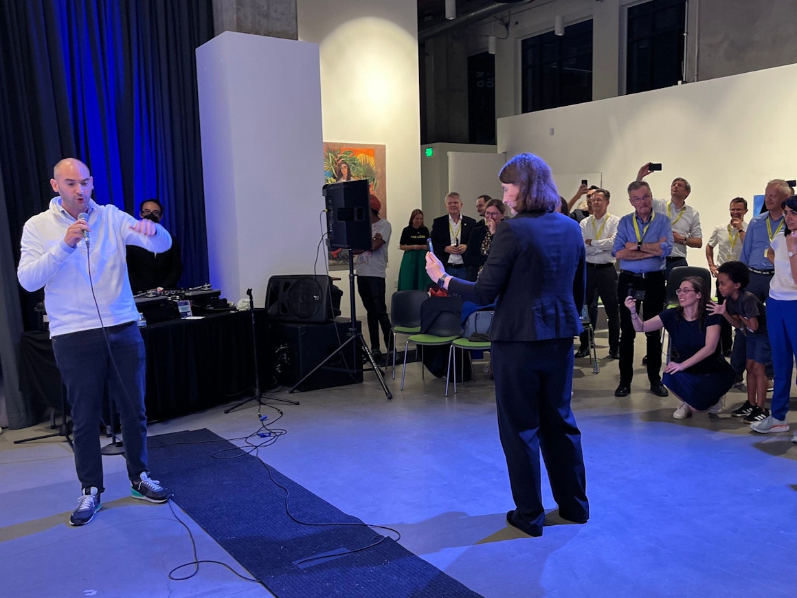 Danyal Bayaz (links), Finanzminister von Baden-Württemberg, rappt auf einer Abendveranstaltung zur Förderung des deutsch-amerikanischen Jugendaustauschs in Los Angeles.