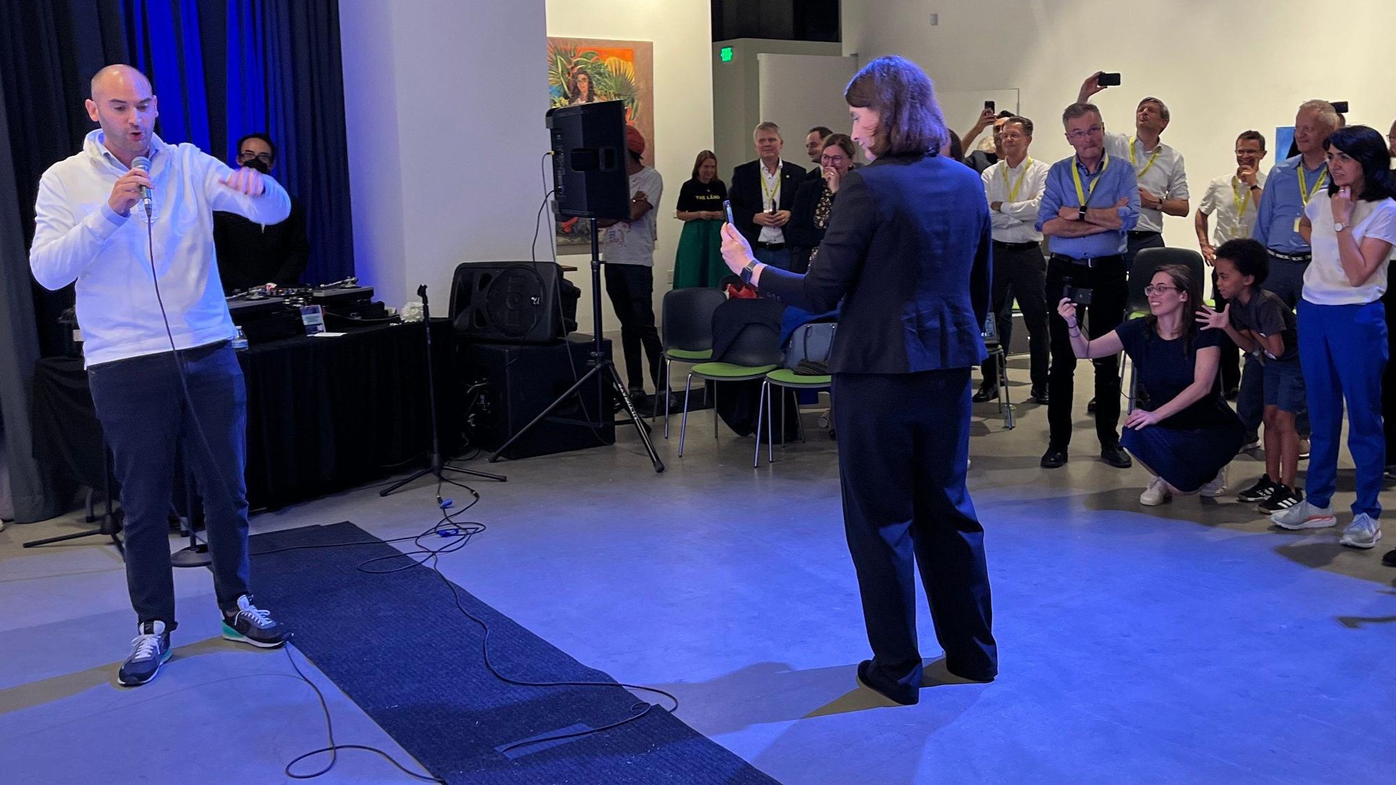 Danyal Bayaz (links), Finanzminister von Baden-Württemberg, rappt auf einer Abendveranstaltung zur Förderung des deutsch-amerikanischen Jugendaustauschs in Los Angeles.