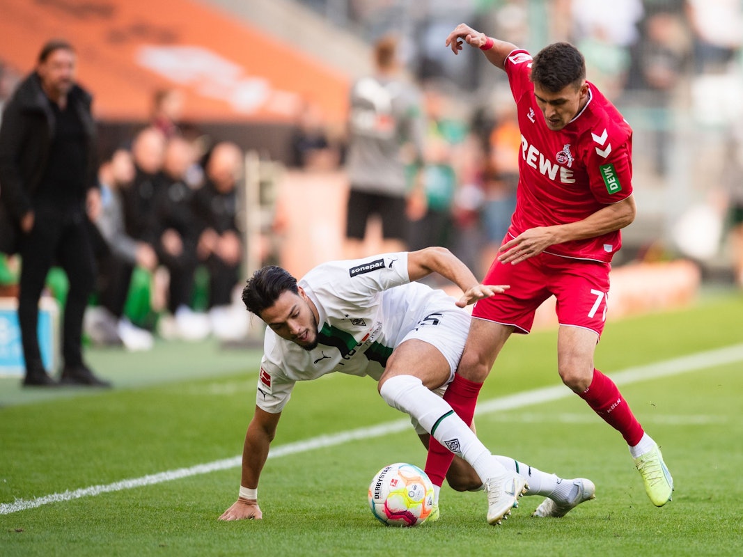 Dejan Ljubicic kämpft mit Ramy Bensebaini um den Ball.