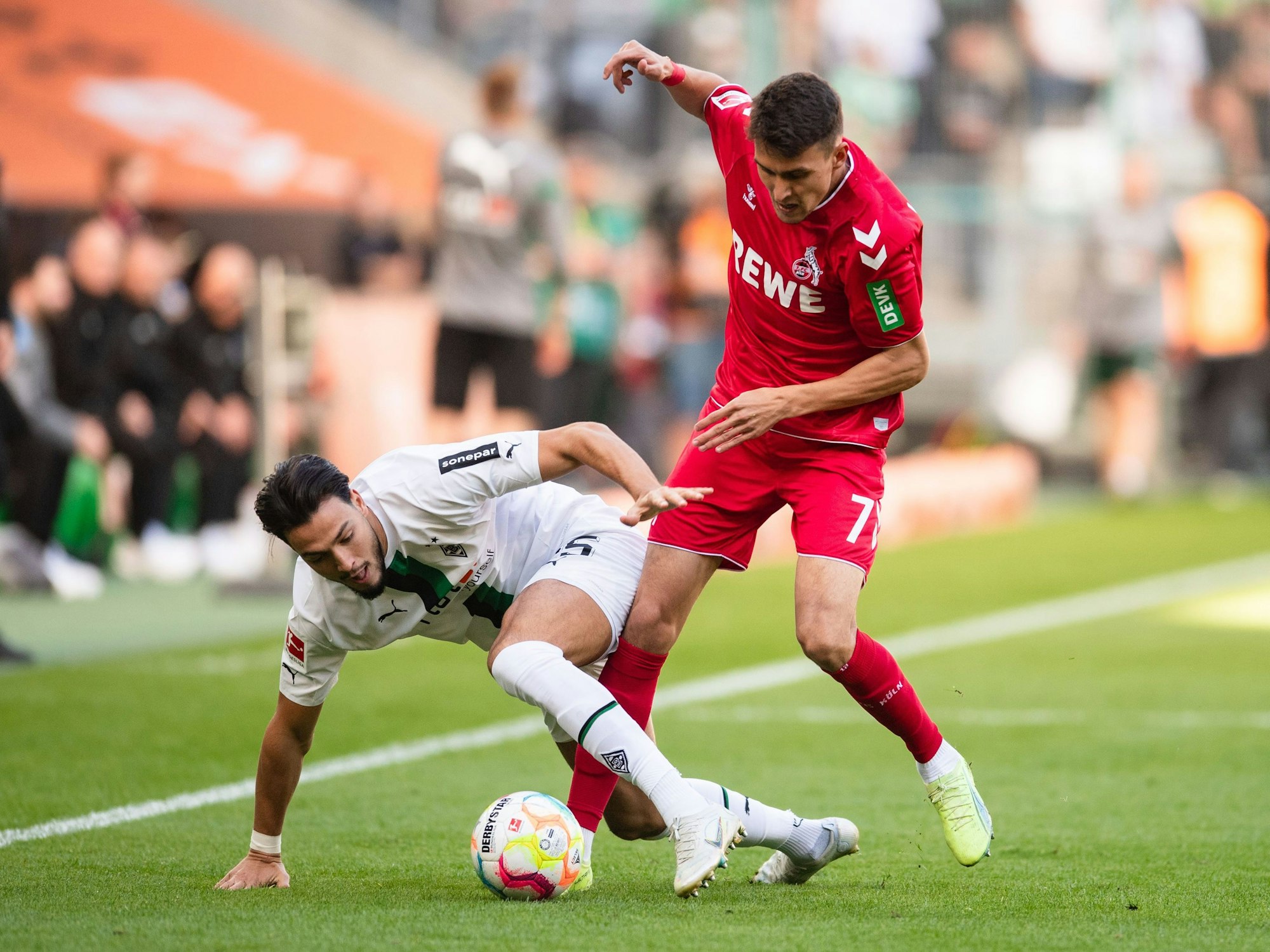 Dejan Ljubicic kämpft mit Ramy Bensebaini um den Ball.