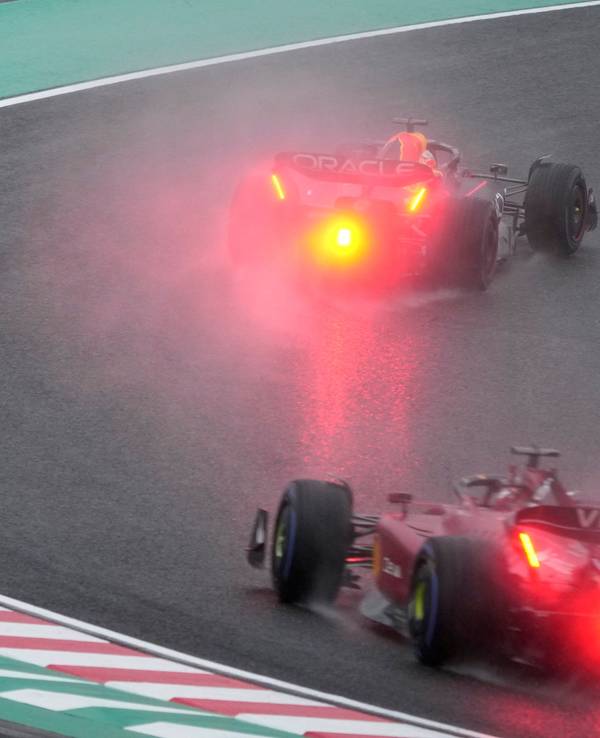 Max Verstappen steuert seinen Red Bull durch den Regen von Suzuka.