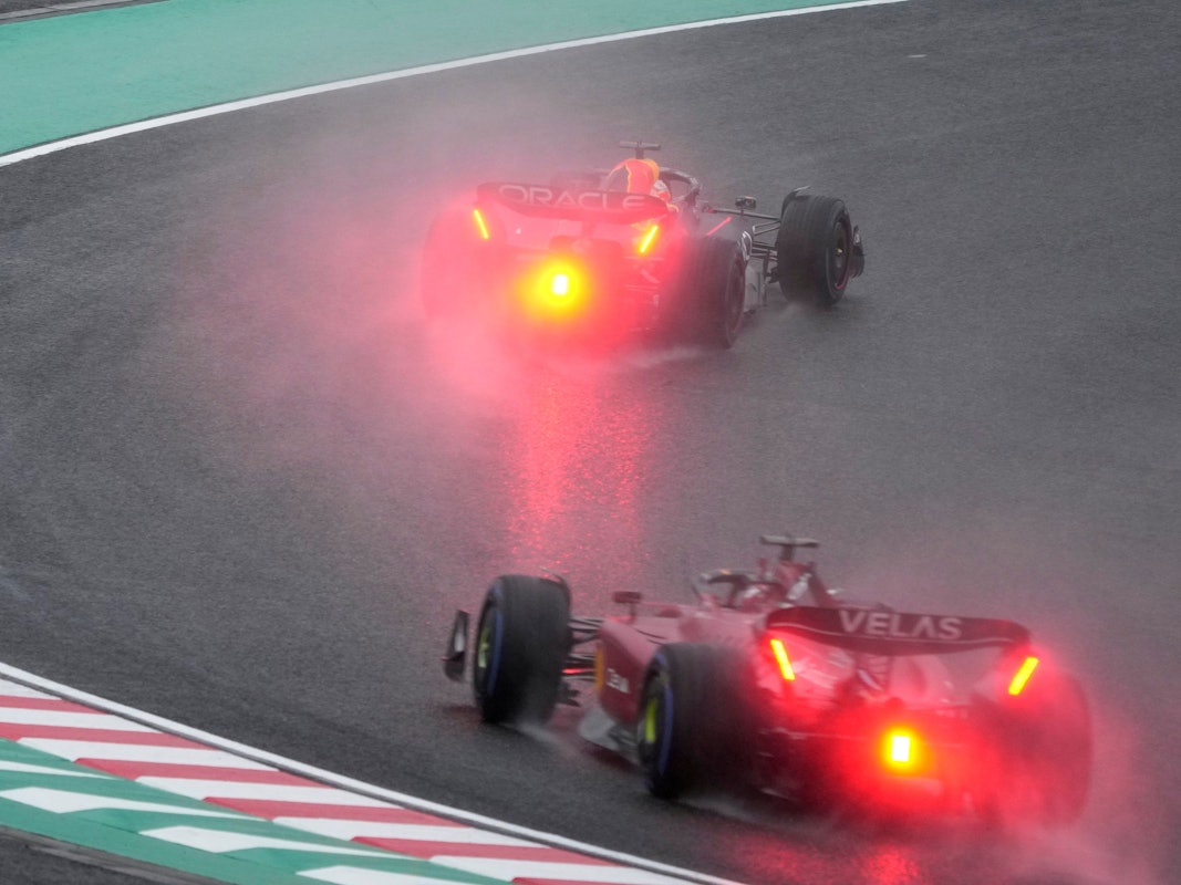 Max Verstappen steuert seinen Red Bull durch den Regen von Suzuka.