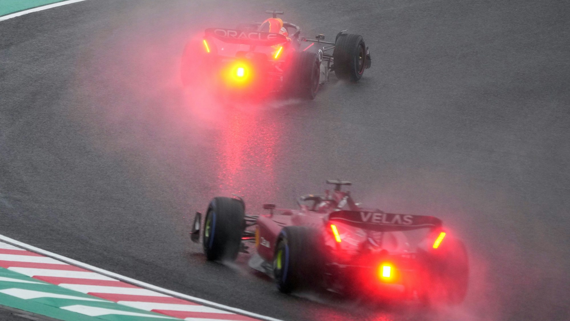 Max Verstappen steuert seinen Red Bull durch den Regen von Suzuka.