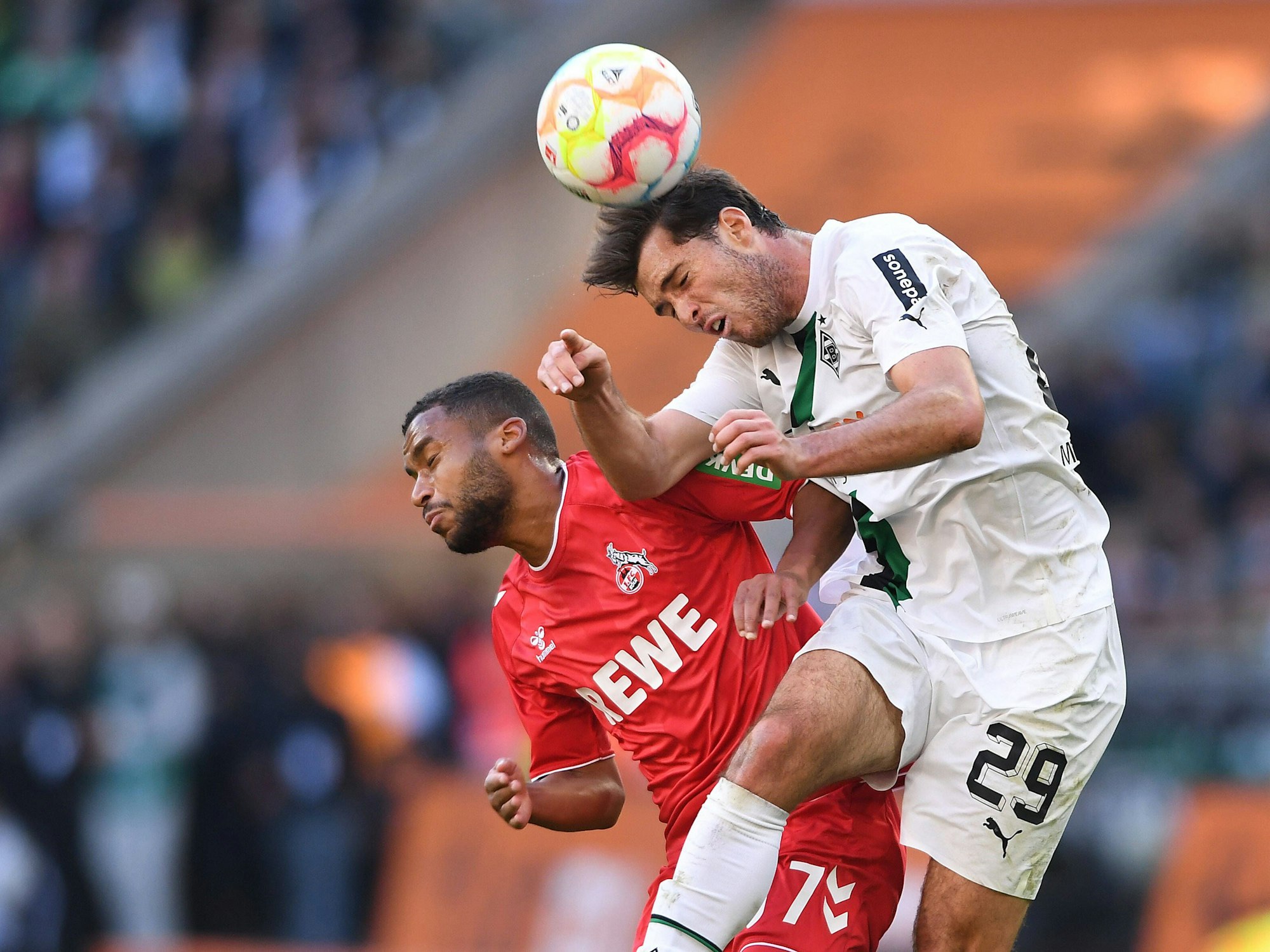 Linton Maina und Joe Scally im Kopfballduell