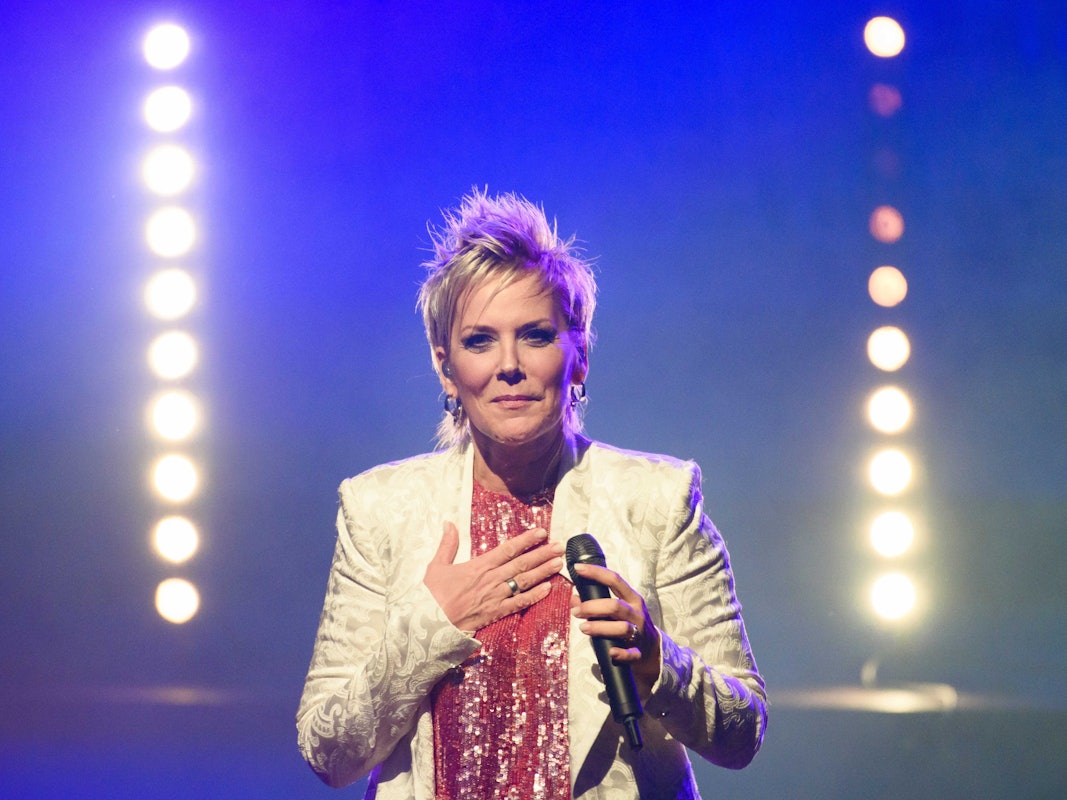 Inka Bause, Sängerin und Moderatorin, steht während des ersten Konzertes ihrer Tour "Lebenslieder" im Nikolaisaal auf der Bühne.