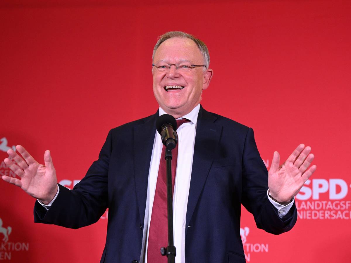 Stephan Weil (SPD), Ministerpräsident Niedersachsen, reagiert auf die ersten Prognosen zur Landtagswahl in Niedersachsen in den Fraktionsräumen der SPD im niedersächsischen Landtag.