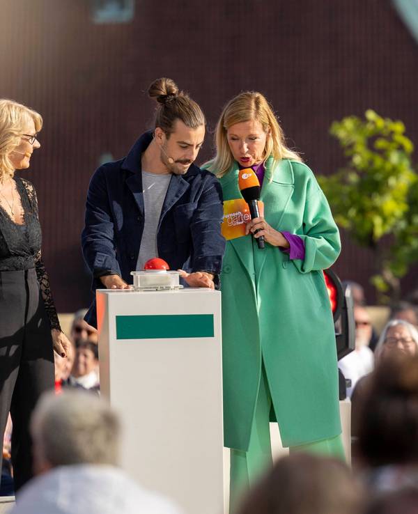 Florian Wünsche und Andrea Kiewel bei der Produktion des ZDF-Fernsehgarten on Tour auf dem Petersberg während der Vorbereitungen.