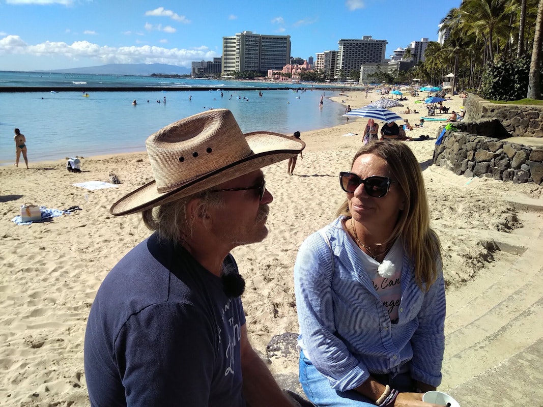 Konny und Manu Reimann entspannen am Strand von Honolulu.