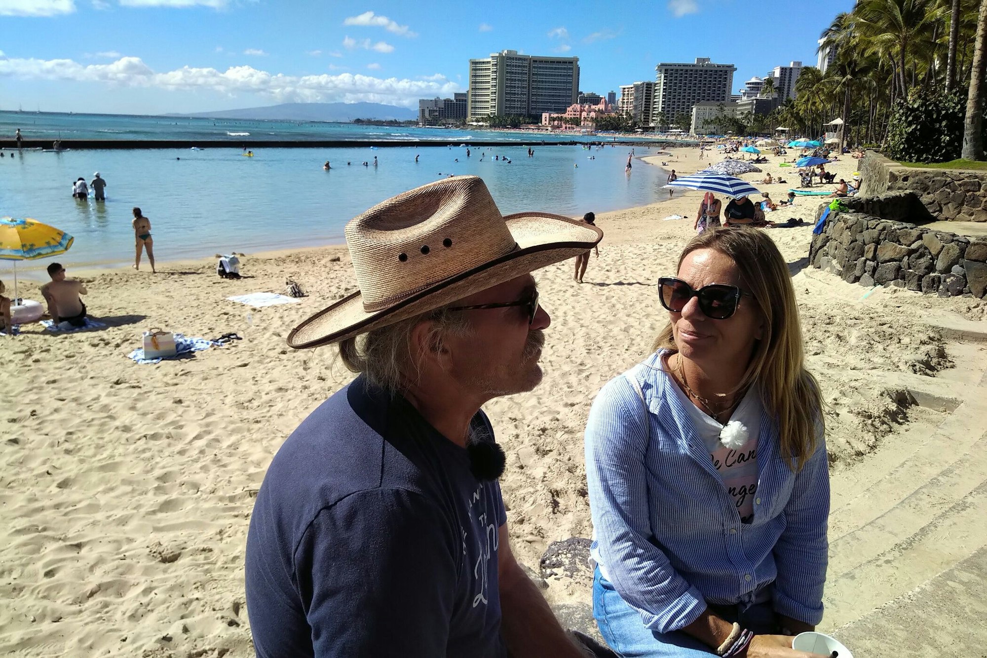 Konny und Manu Reimann entspannen am Strand von Honolulu.