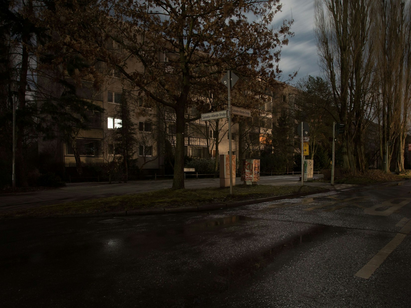 Nur ein einziges Fenster in einem Mehrfamilienhaus an der Salvador-Allende-Straße ist erleuchtet.