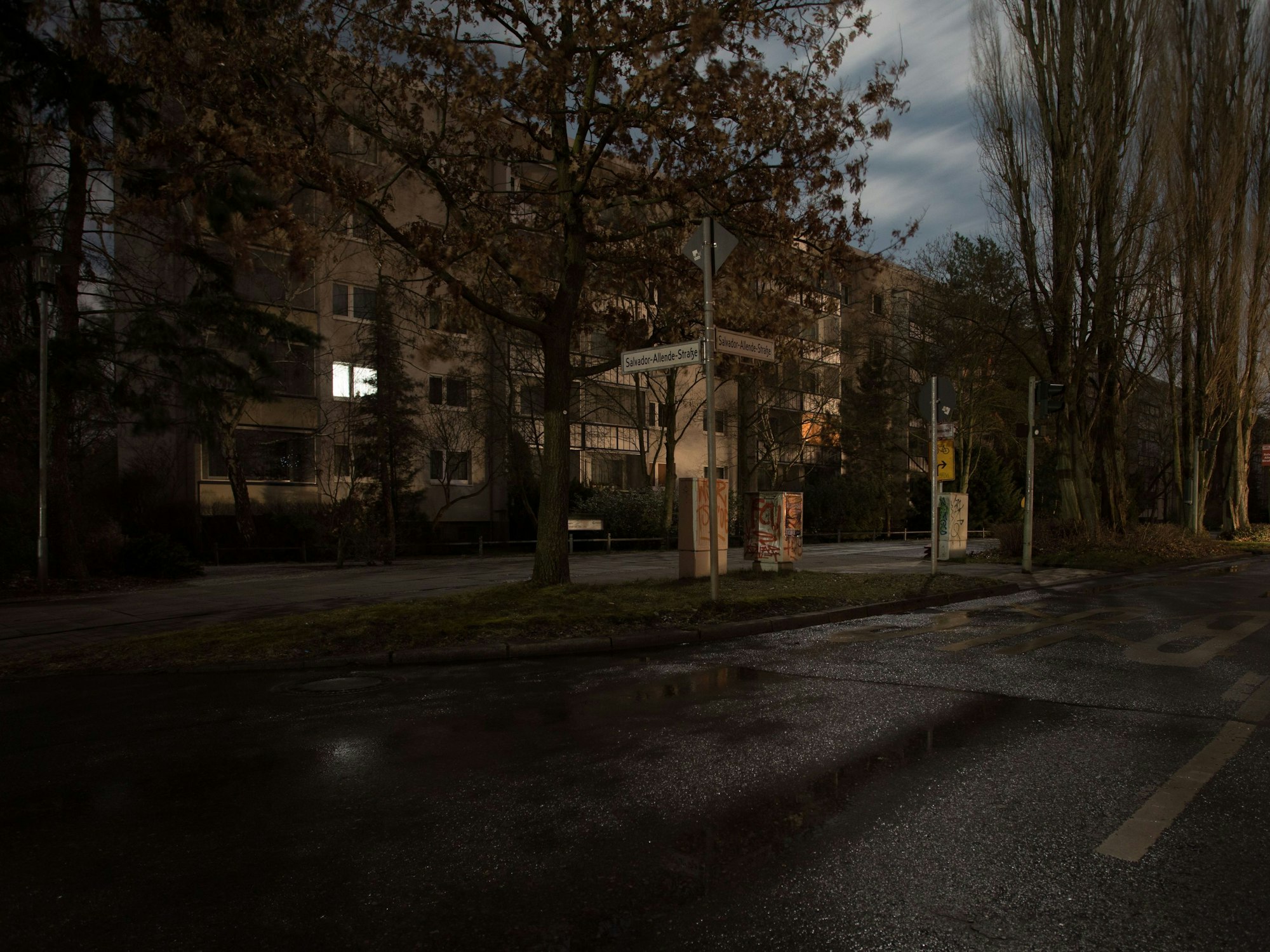 Nur ein einziges Fenster in einem Mehrfamilienhaus an der Salvador-Allende-Straße ist erleuchtet.