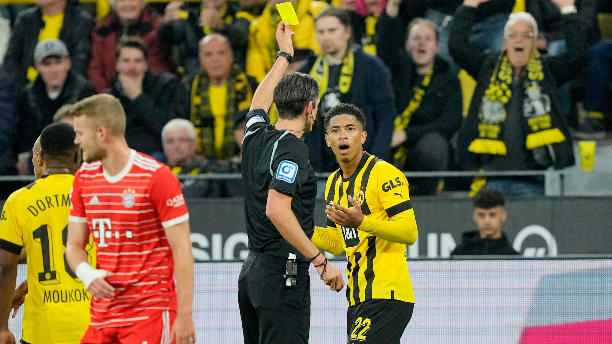 Deniz Aytekin zeigt Jude Bellingham die Gelbe Karte.
