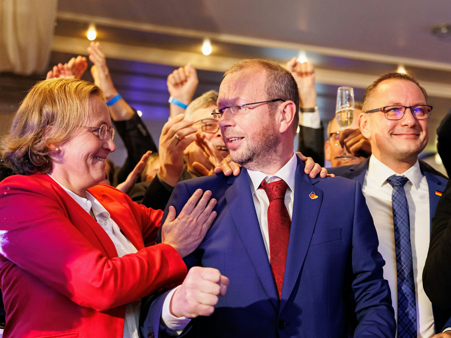 Beatrix von Storch (l-r, AfD), Mitglied im Bundestag, Stefan Marzischewski-Drewes, AfD-Spitzenkandidat für die Landtagswahl in Niedersachsen, und Tino Chrupalla, Bundesvorsitzender der AfD, reagieren bei der Wahlparty der AfD auf die ersten Prognosen zur Landtagswahl in Niedersachsen.