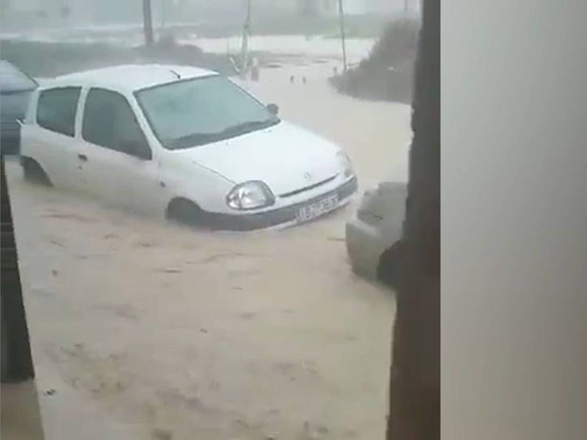 Ein Auto steht auf Mallorca nach starken Regenfällen unter Wasser.