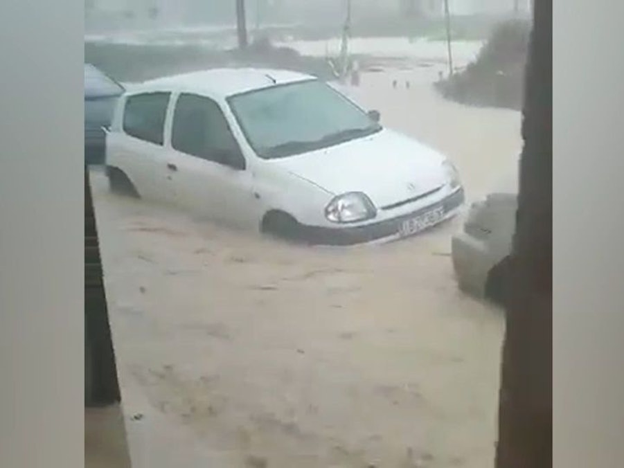 Ein Auto steht auf Mallorca nach starken Regenfällen unter Wasser.
