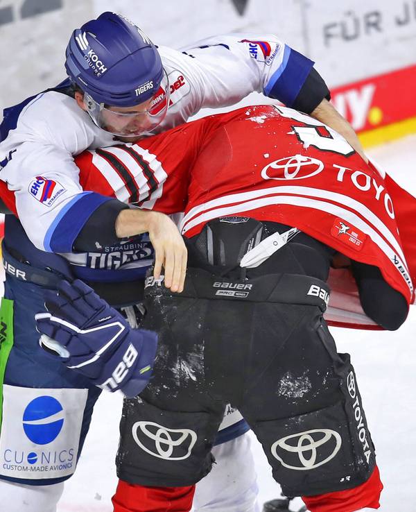 Tummult und Handgemenge auf dem Eis, Carter Proft von Kölner Haie und Taylor Leier von Straubing Tigers liefern sich einen Faustkampf.