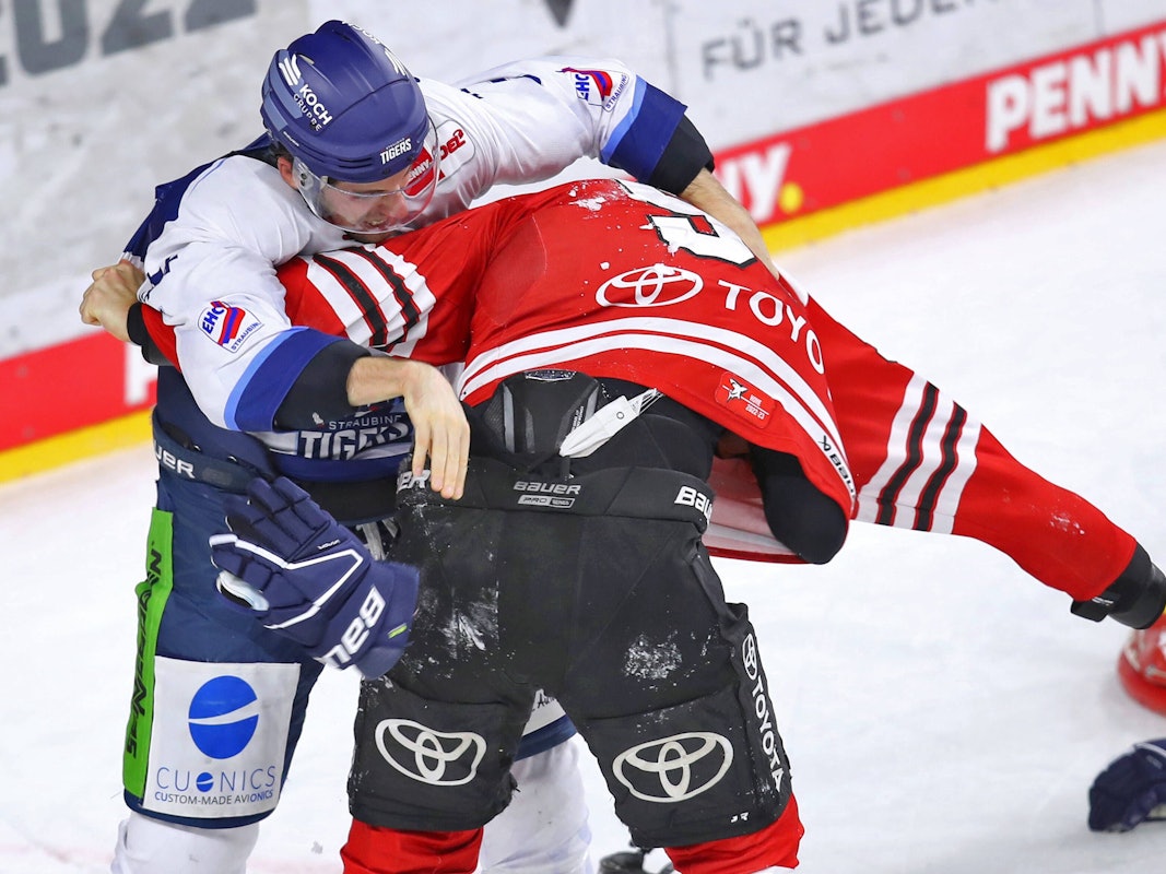 Tummult und Handgemenge auf dem Eis, Carter Proft von Kölner Haie und Taylor Leier von Straubing Tigers liefern sich einen Faustkampf.