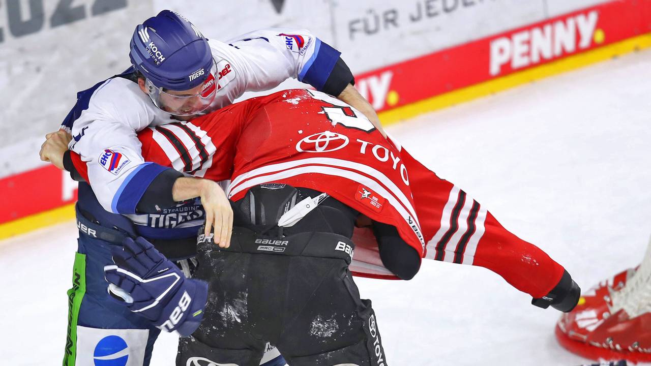 Tummult und Handgemenge auf dem Eis, Carter Proft von Kölner Haie und Taylor Leier von Straubing Tigers liefern sich einen Faustkampf.