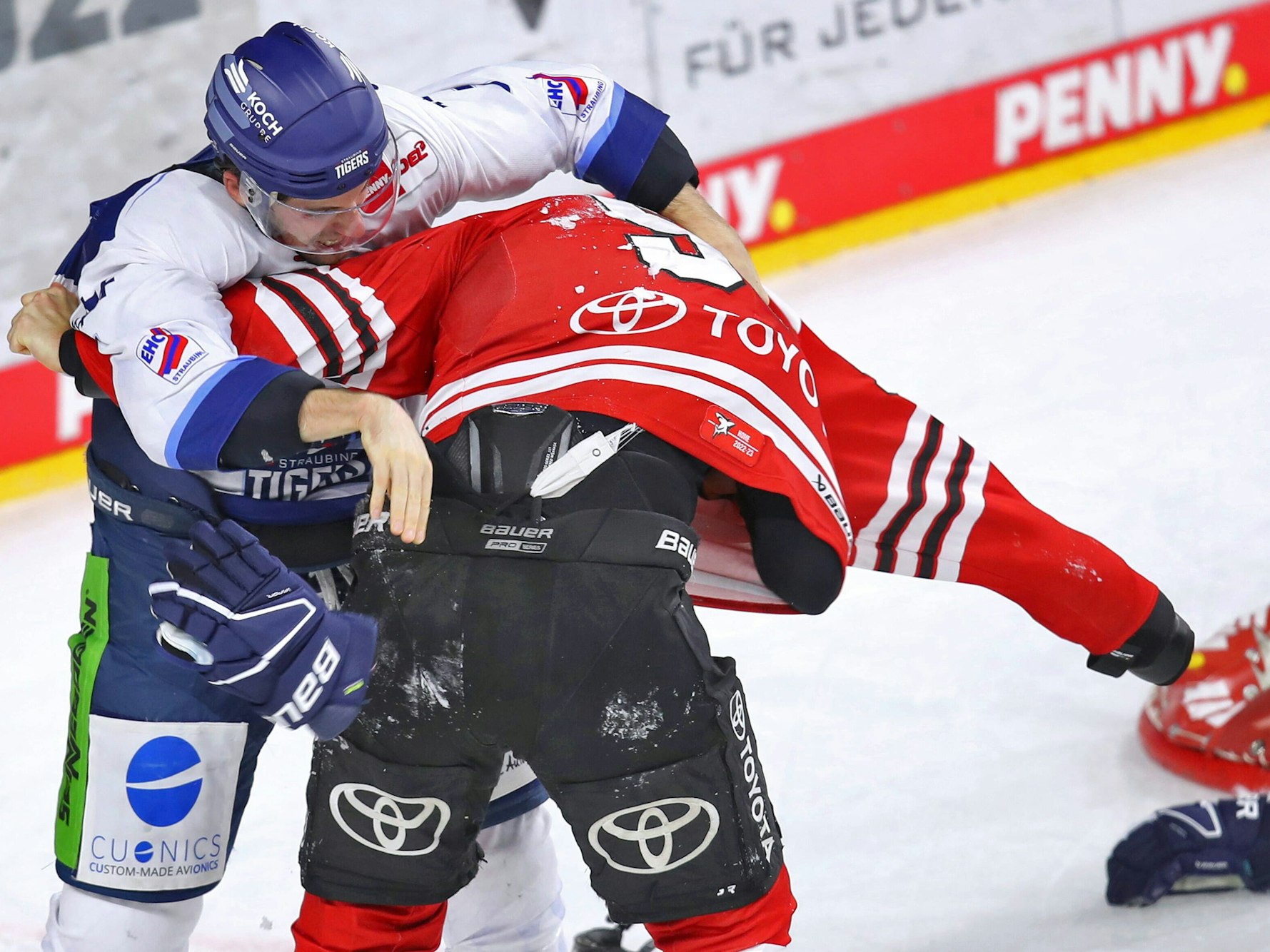 Tummult und Handgemenge auf dem Eis, Carter Proft von Kölner Haie und Taylor Leier von Straubing Tigers liefern sich einen Faustkampf.
