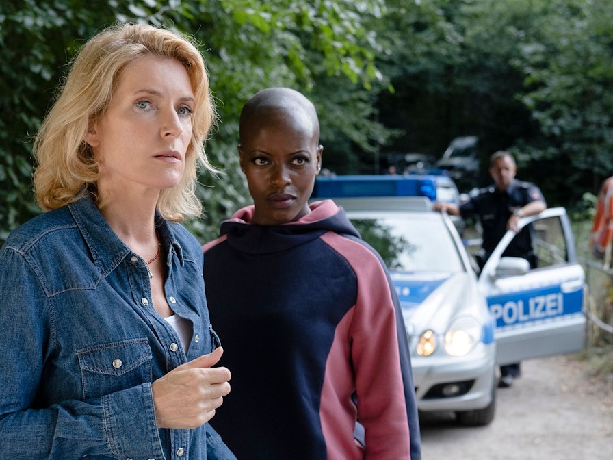 Charlotte Lindholm (Maria Furtwängler) steht gemeinsam mit ihrer Kollegin Anaïs Schmitz (Florence Kasumba) vor der Kamera.