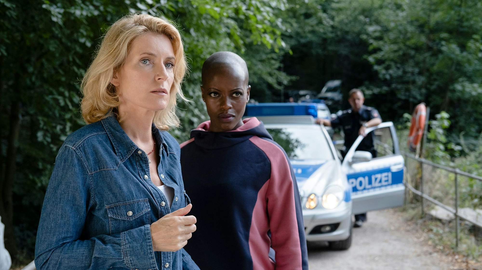 Charlotte Lindholm (Maria Furtwängler) steht gemeinsam mit ihrer Kollegin Anaïs Schmitz (Florence Kasumba) vor der Kamera.