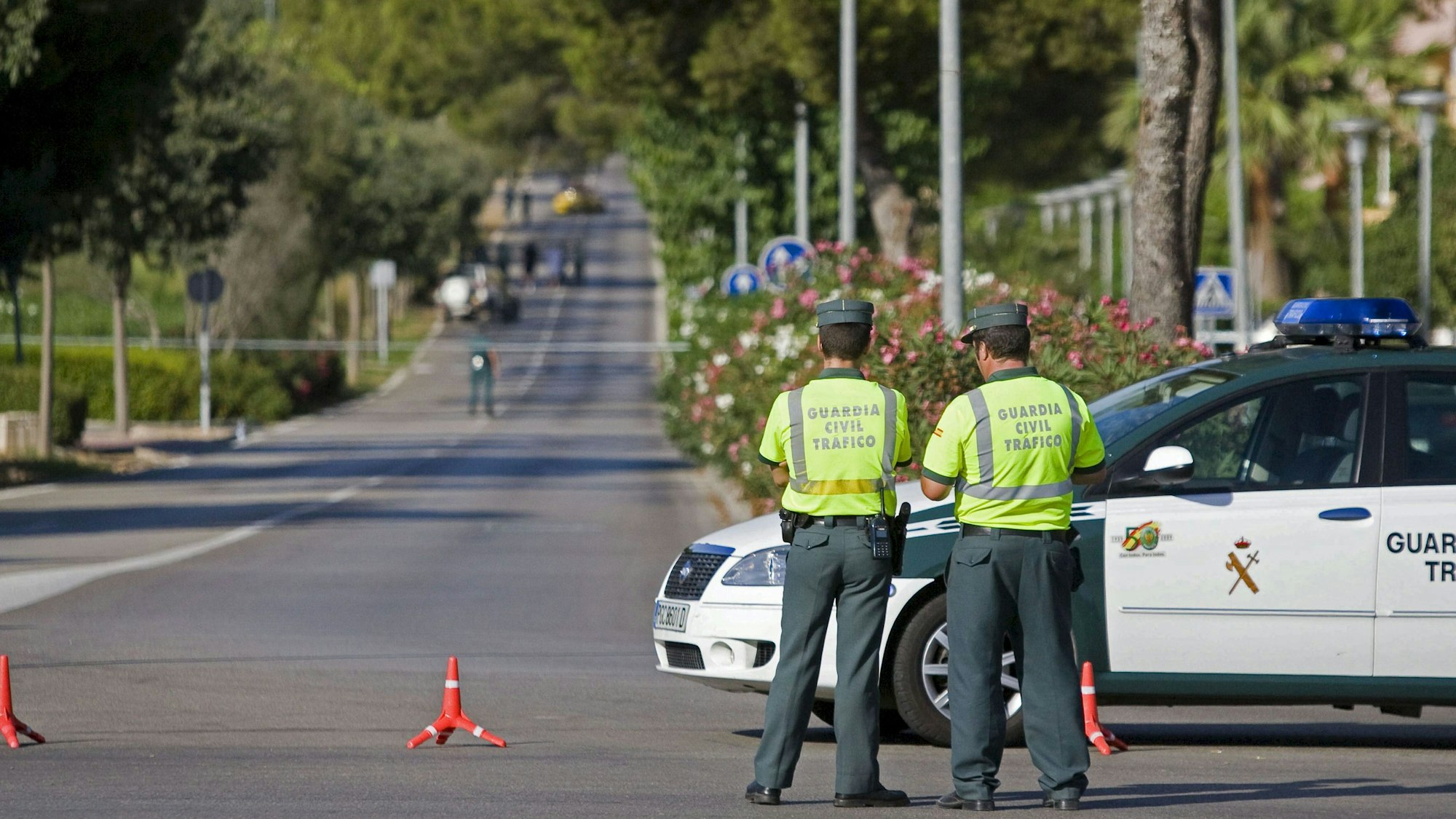 Das Foto vom 30. Juli 2009 zeigt zwei Beamte der spanischen Guarda Civil auf Mallorca in Palmanova.