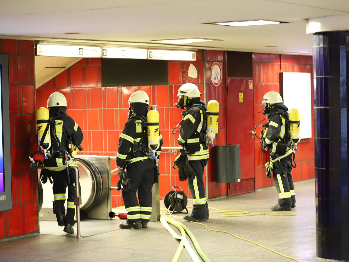 Feuerwehrkräfte bringen den Brand am Ebertplatz in Köln unter Kontrolle.