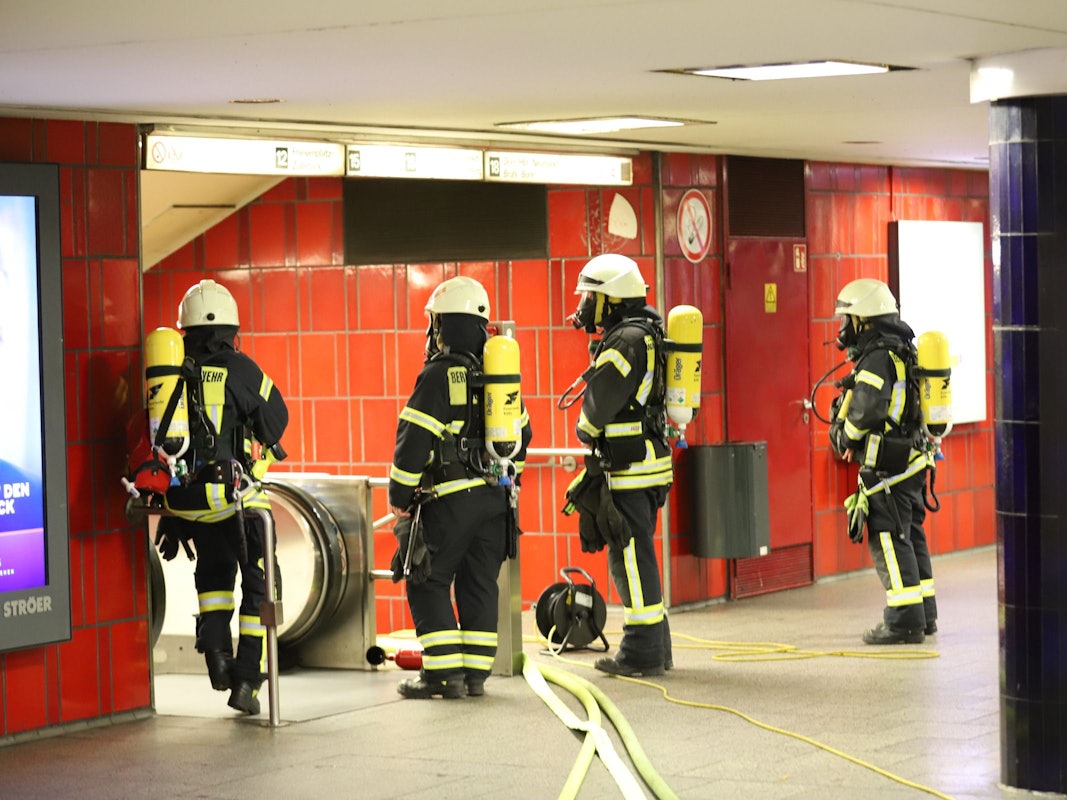 Feuerwehrkräfte bringen den Brand am Ebertplatz in Köln unter Kontrolle.