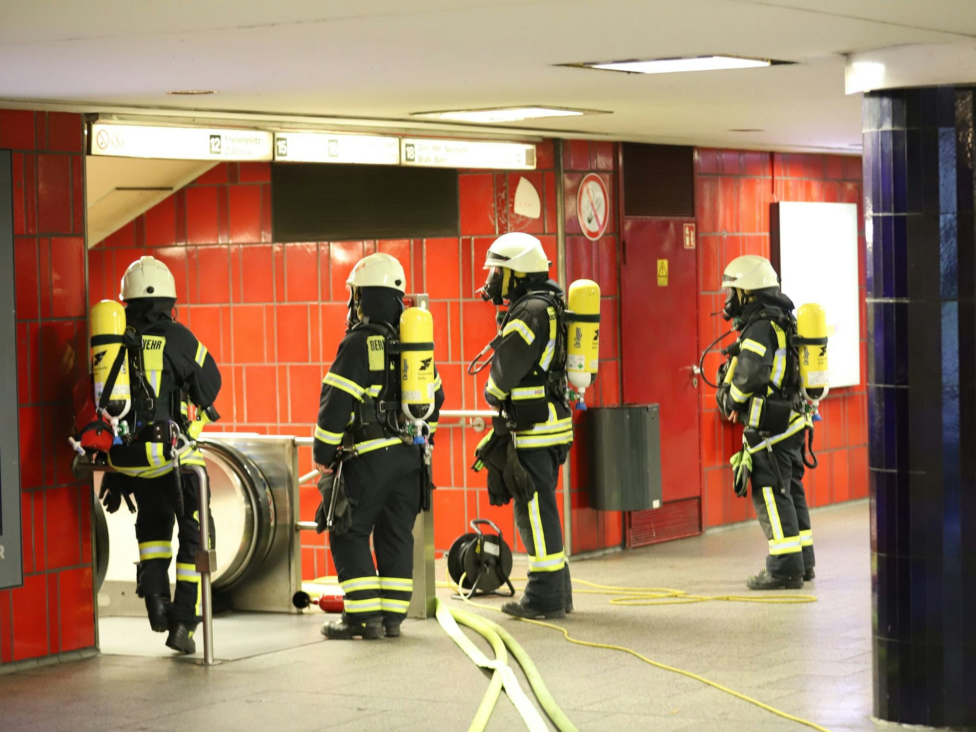 Feuerwehrkräfte bringen den Brand am Ebertplatz in Köln unter Kontrolle.