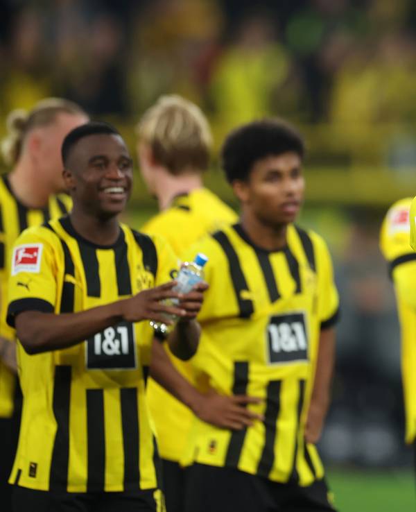 Anthony Modeste von Borussia Dortmund applaudiert den BVB-Fans nach dem 2:2 gegen den FC Bayern München.