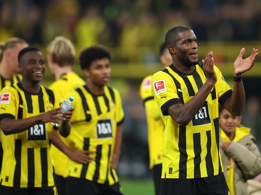 Anthony Modeste von Borussia Dortmund applaudiert den BVB-Fans nach dem 2:2 gegen den FC Bayern München.