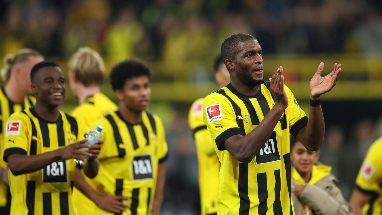 Anthony Modeste von Borussia Dortmund applaudiert den BVB-Fans nach dem 2:2 gegen den FC Bayern München.