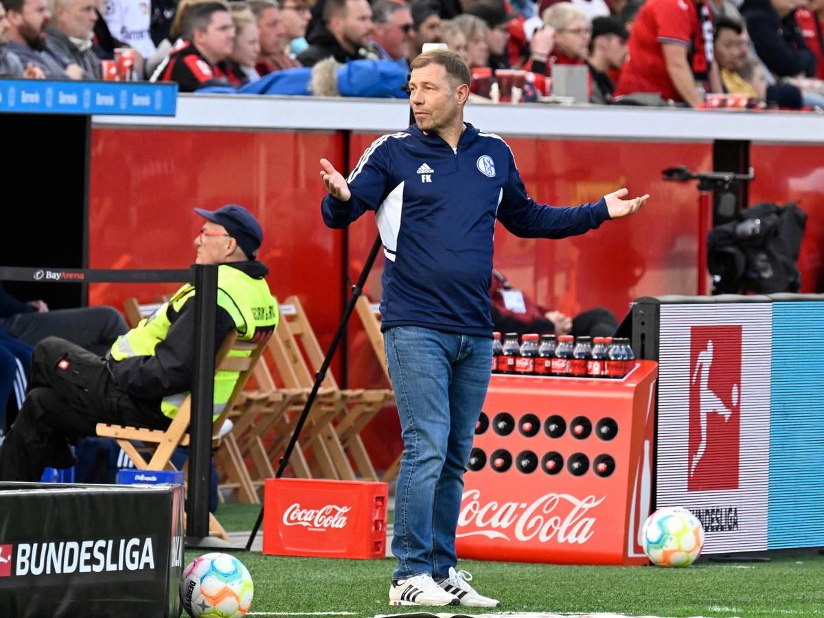 Schalke-Trainer Frank Kramer reagiert am Spielfeldrand.