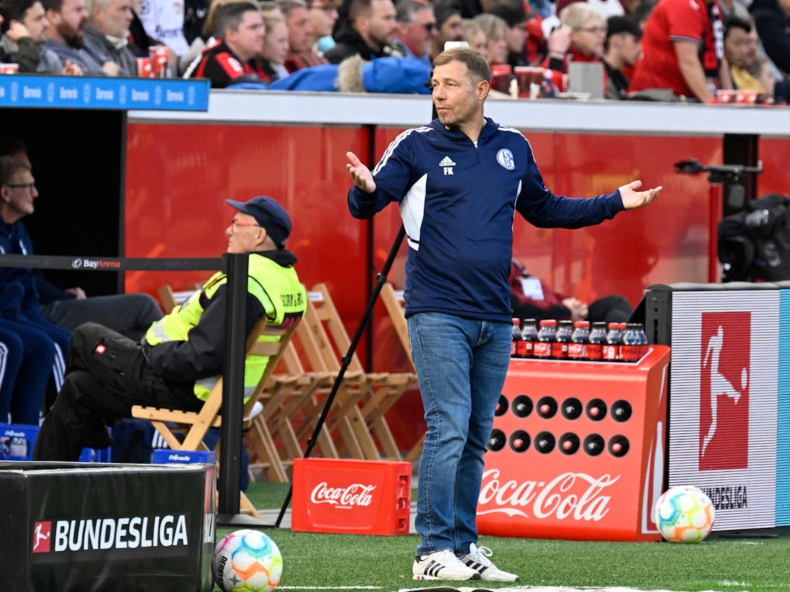 Schalke-Trainer Frank Kramer reagiert am Spielfeldrand.