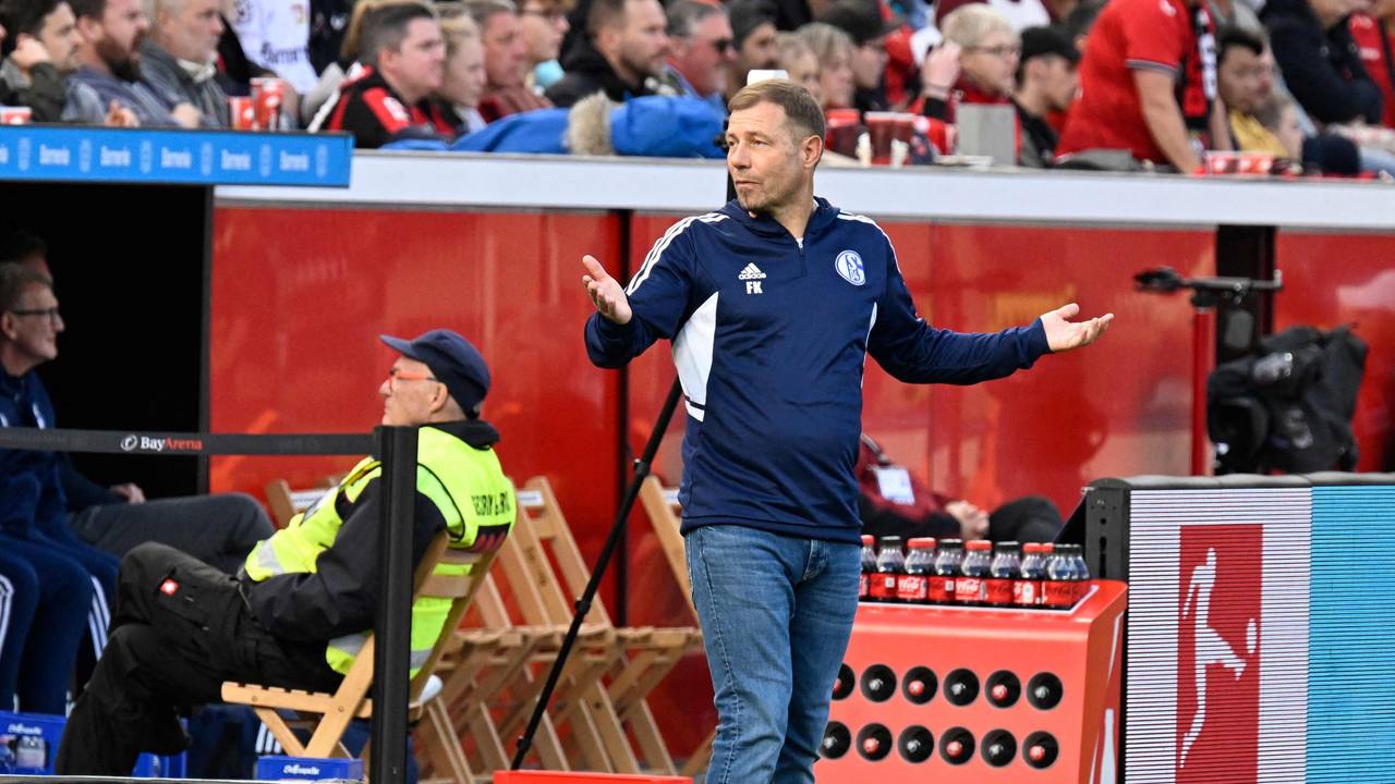 Schalke-Trainer Frank Kramer reagiert am Spielfeldrand.