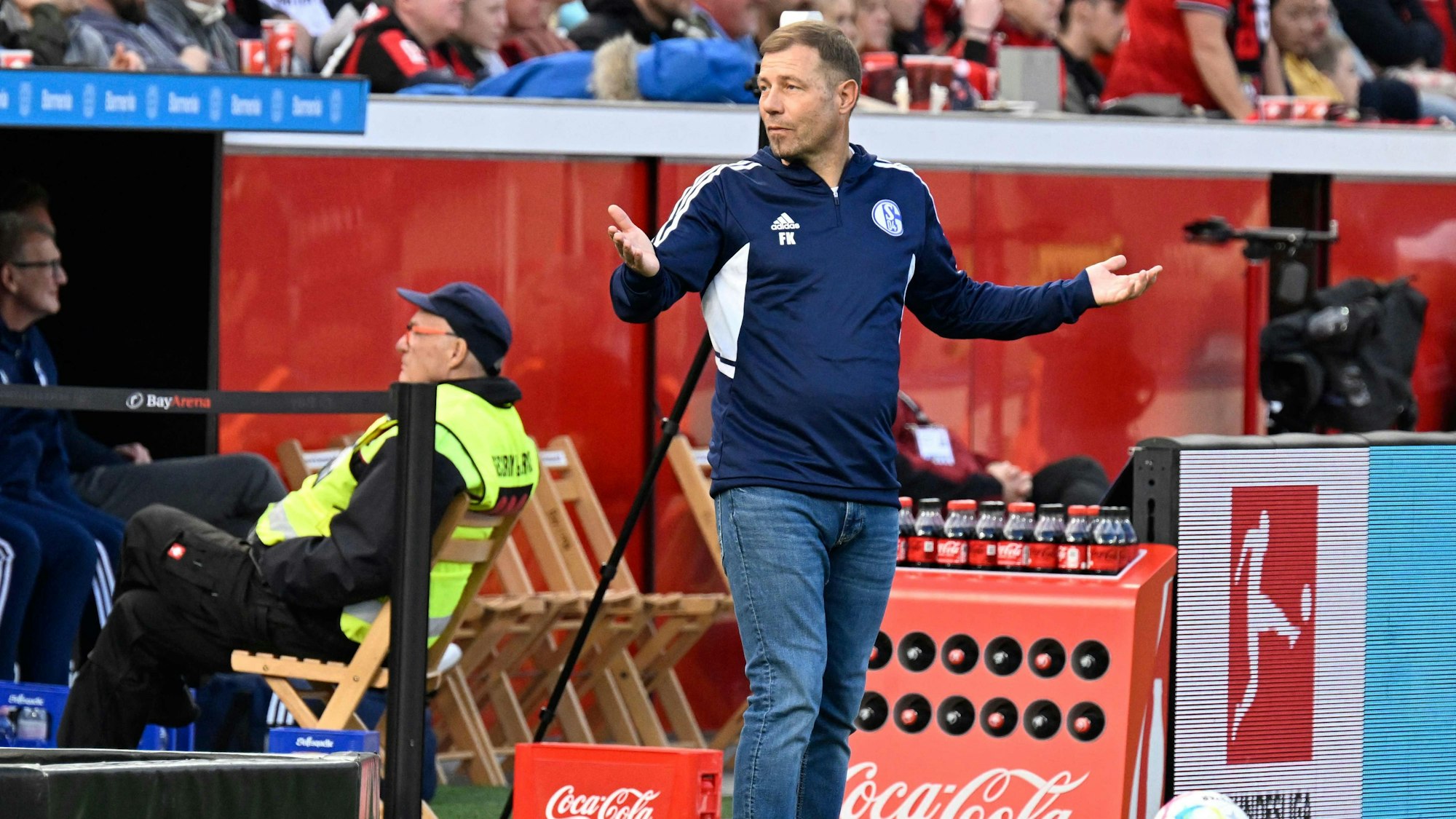 Schalke-Trainer Frank Kramer reagiert am Spielfeldrand.