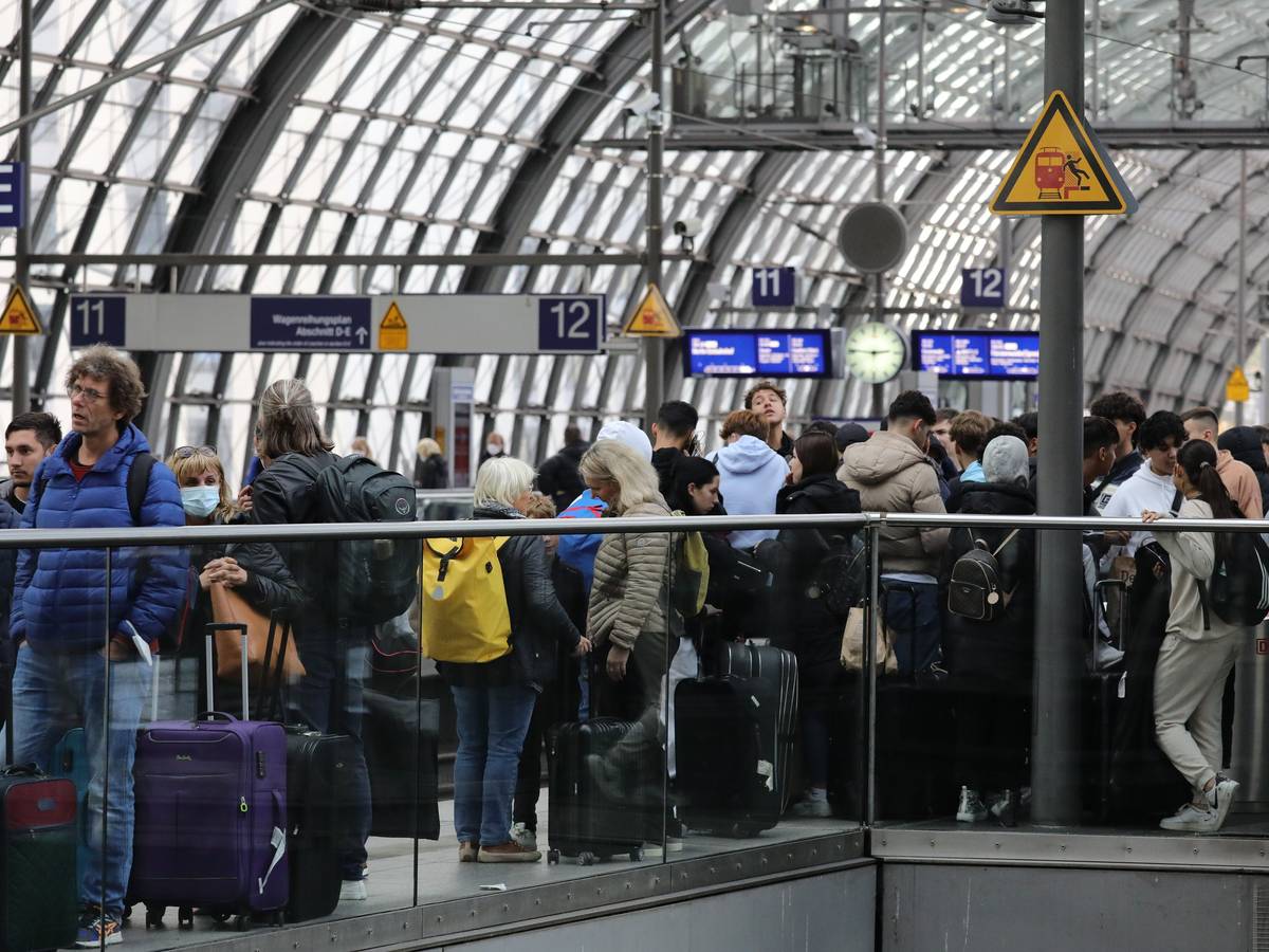 BERLIN, GERMANY - OCTOBER 08: People crowd on the platform at Berlin’s central station, following a disruption to rail services across northern Germany on October 8, 2022 in Berlin, Germany. Authorities claim sabotage of cables in the digital infrastructure of German state rail carrier Deutsche Bahn is the cause of a total disruption that affected rail connections in the northern states of Lower Saxony and Schleswig-Holstein. (Photo by Omer Messinger/Getty Images)