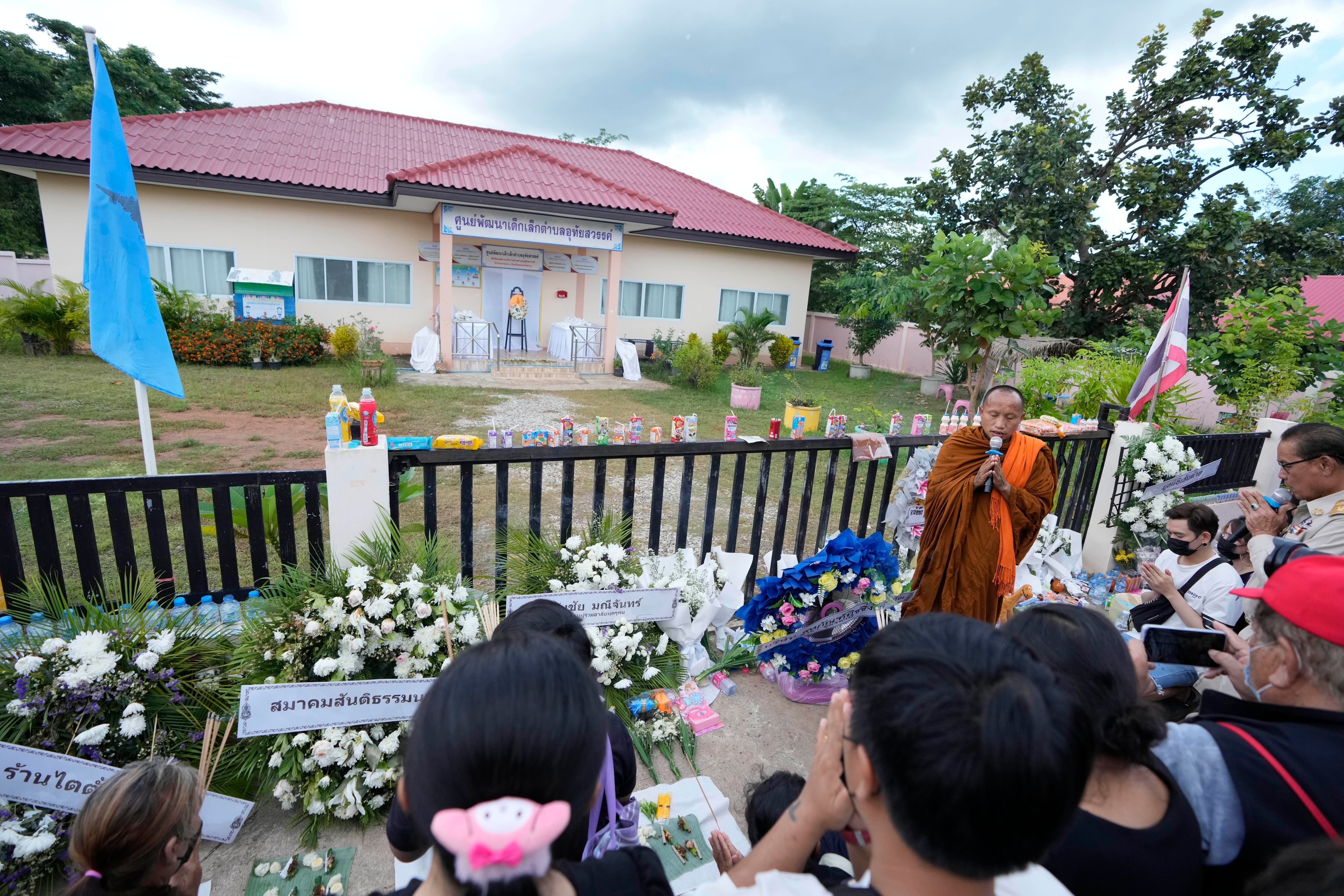 Angehörige trauern nach einem Massaker vor einer Kindertagesstätte in Thailand.