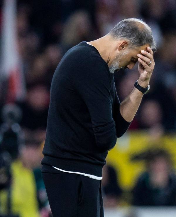 Pellegrini Matarazzo hält sich ernüchtert die Hand vor die Stirn. Der VfB Stuttgart ist in der Bundesliga weiter sieglos.