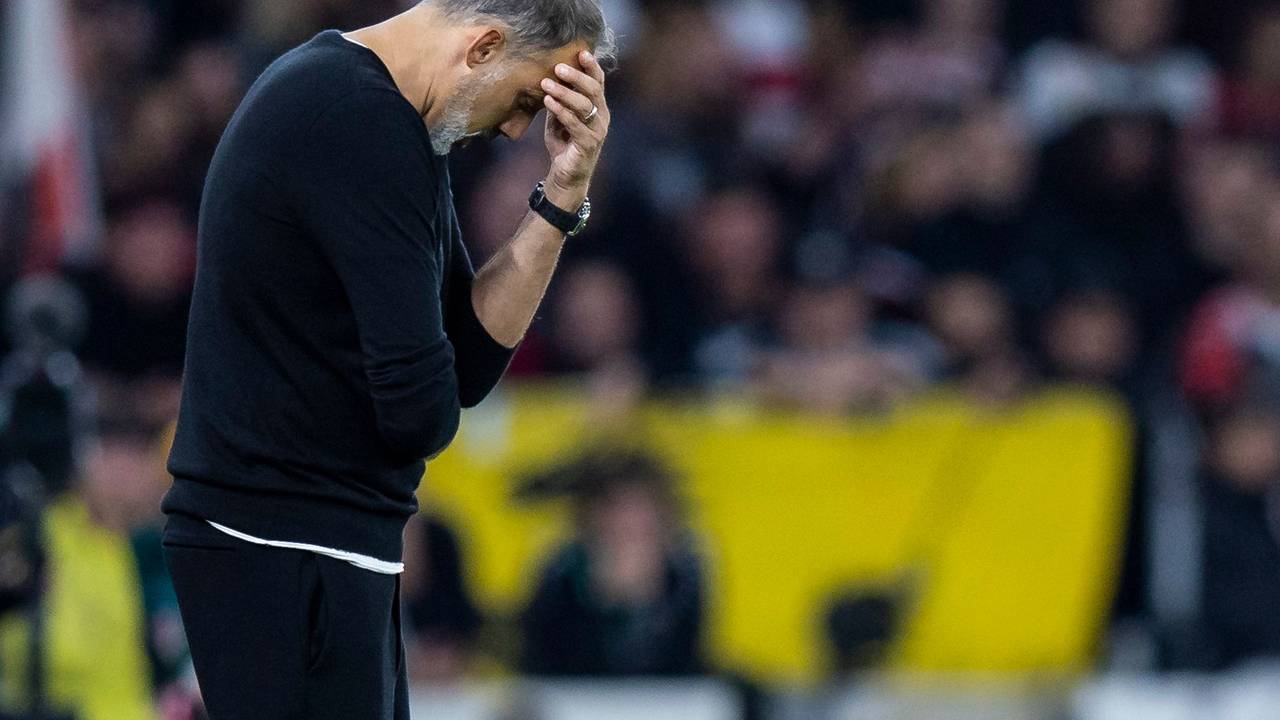 Pellegrini Matarazzo hält sich ernüchtert die Hand vor die Stirn. Der VfB Stuttgart ist in der Bundesliga weiter sieglos.
