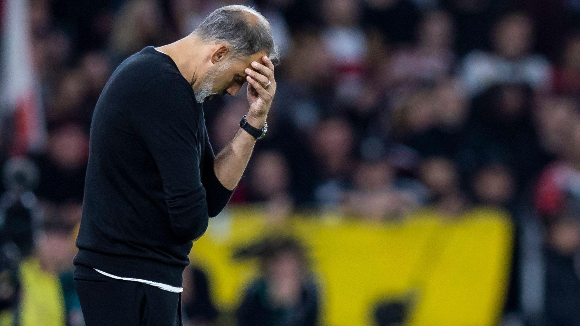 Pellegrini Matarazzo hält sich ernüchtert die Hand vor die Stirn. Der VfB Stuttgart ist in der Bundesliga weiter sieglos.