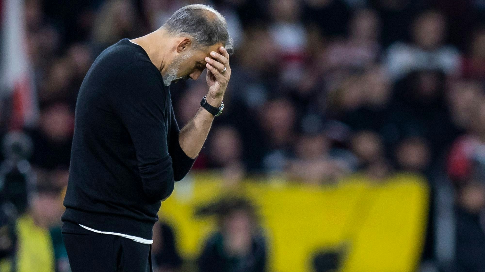 Pellegrini Matarazzo hält sich ernüchtert die Hand vor die Stirn. Der VfB Stuttgart ist in der Bundesliga weiter sieglos.