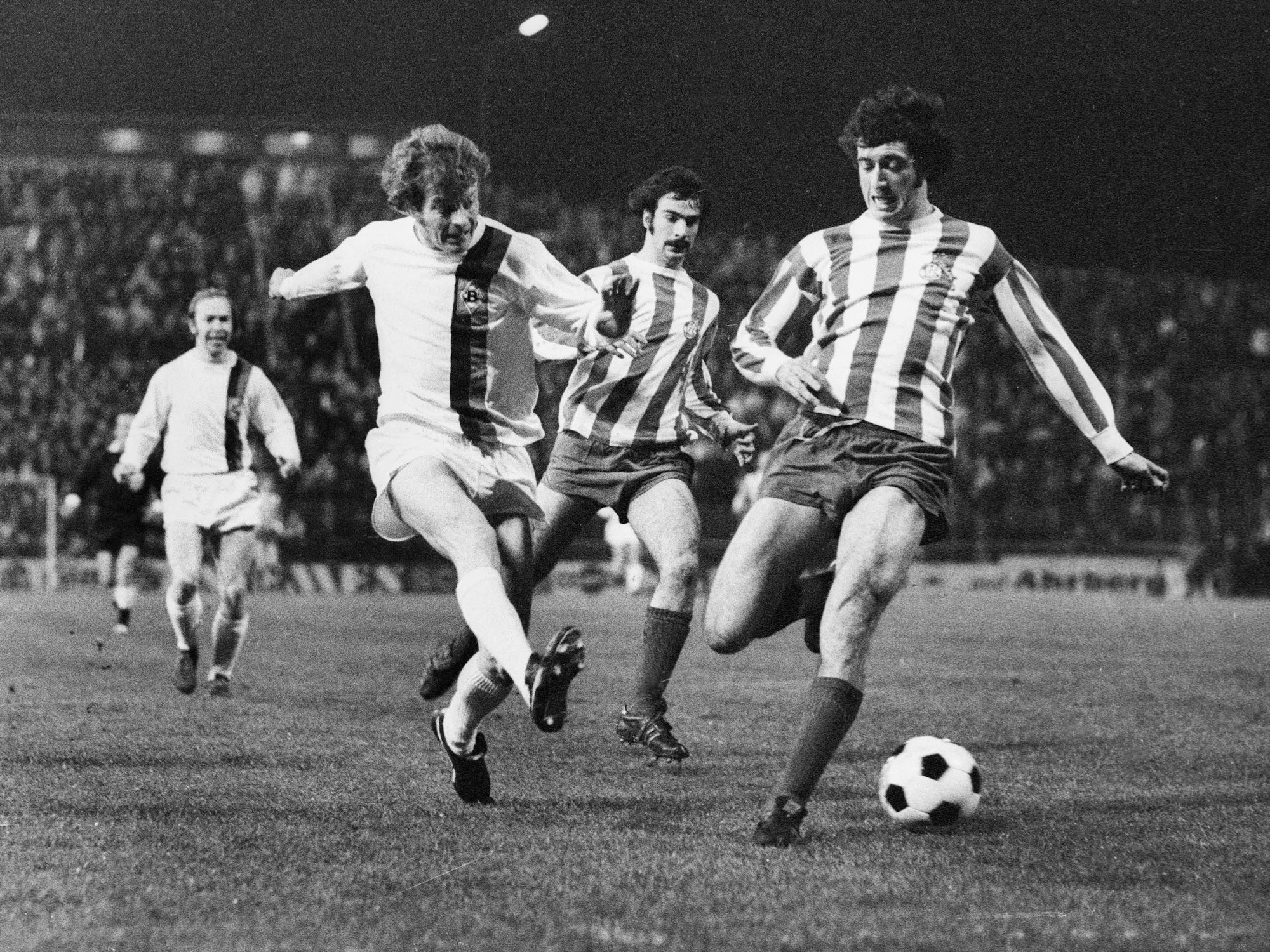 UEFA-Pokal: Borussia Mönchengladbach gegen den 1. FC Köln am 13. Dezember 1972. Herbert Hacki Wimmer (l.) schießt vor Kölns Bernd Cullmann