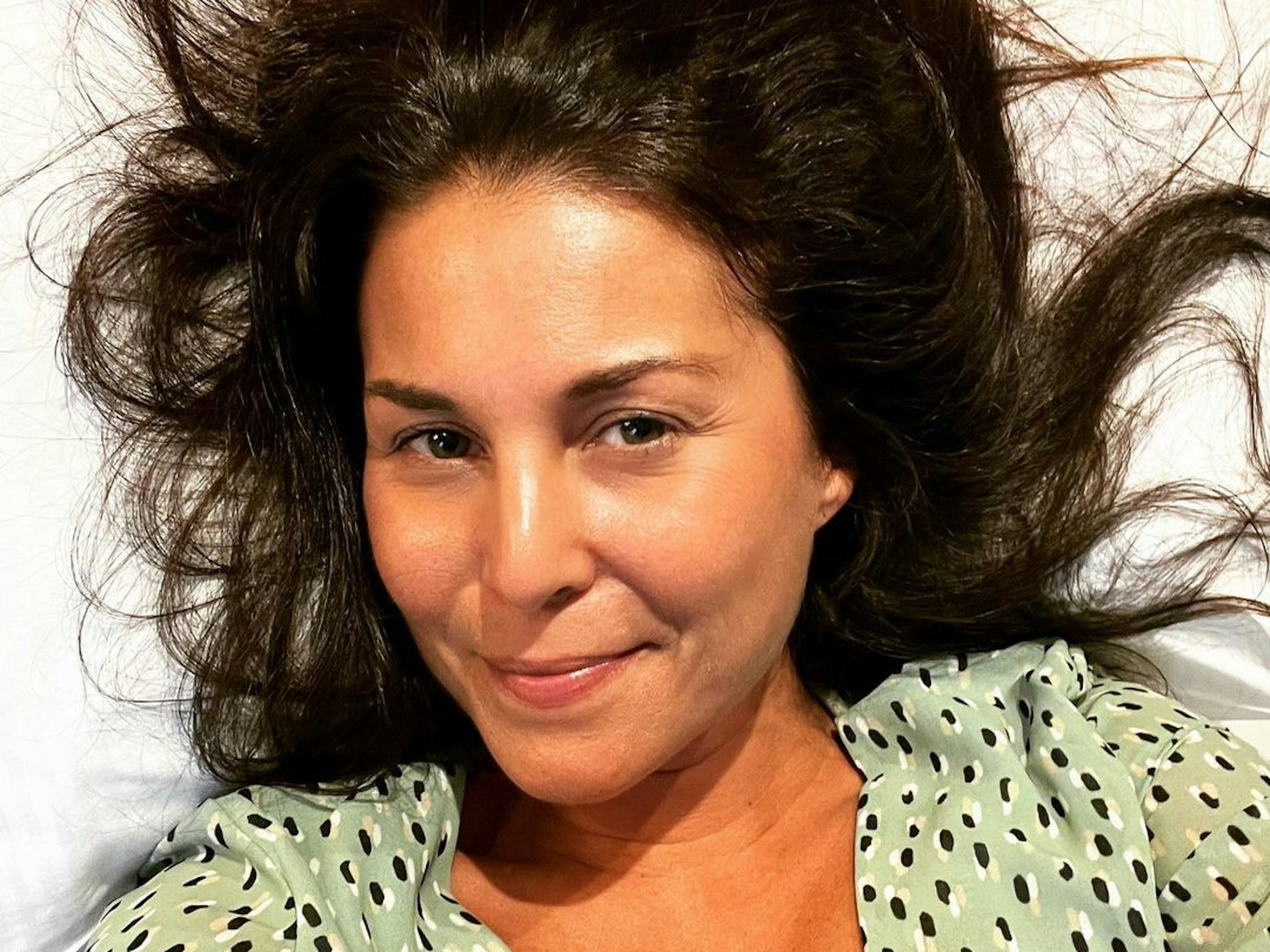 Sat.1-„Frühstücksfernsehen“-Moderatorin Vanessa Blumhagen grinst in die Kamera.