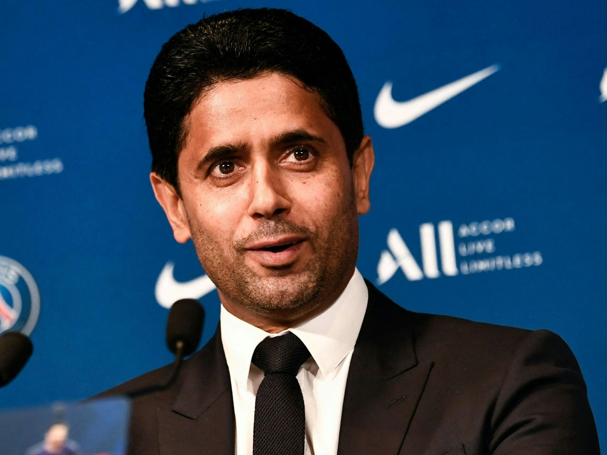 Nasser Al-Khelaifi spricht bei einer Pressekonferenz im Stadion Parc des Princes.