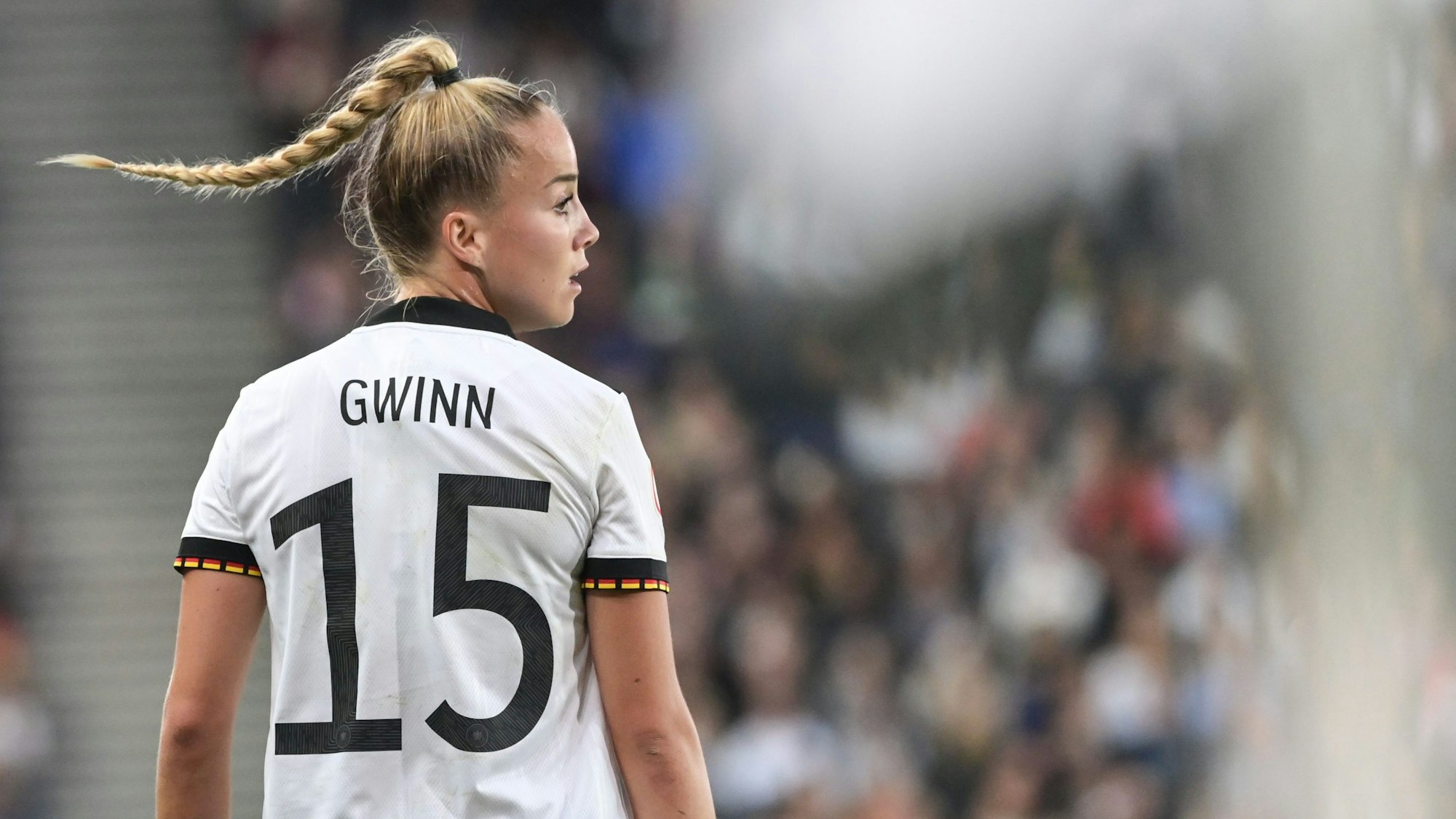 Giulia Gwinn mit der Nummer 15 von hinten aufgenommen.