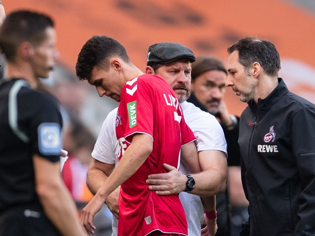 Stadion im Borussia-Park: FC-Trainer Steffen Baumgart umarmt Dejan Ljubicic (2.v.l.), der verletzt vom Platz muss.